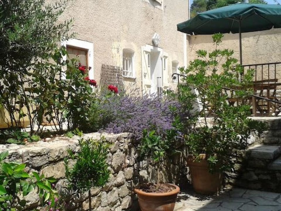 SCHÖNES STUDIO MIT GARTEN FÜR 2 IM DORF Apartment in Valbonne