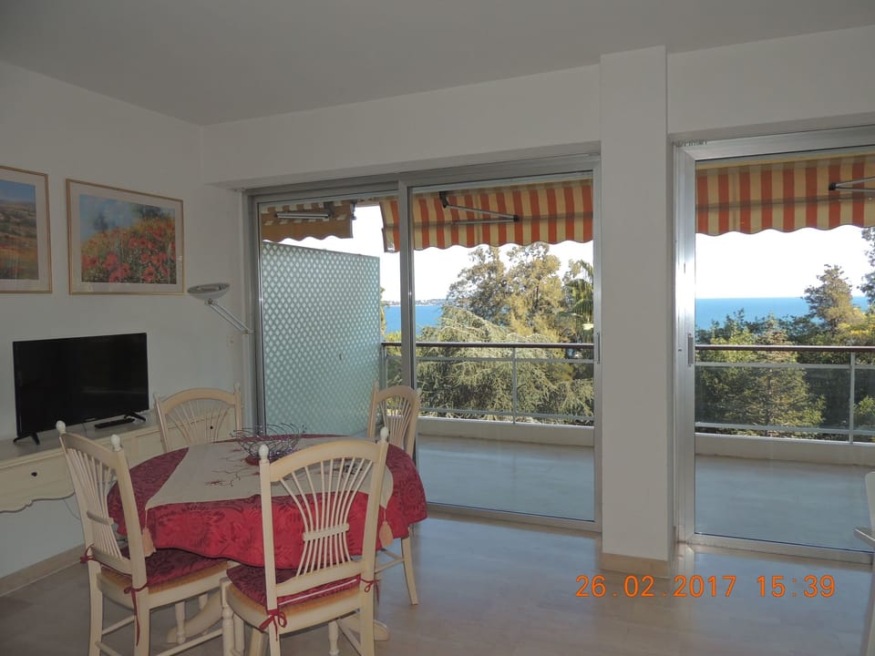 Studio Vue mer standing proche Cannes Apartment in Cannes