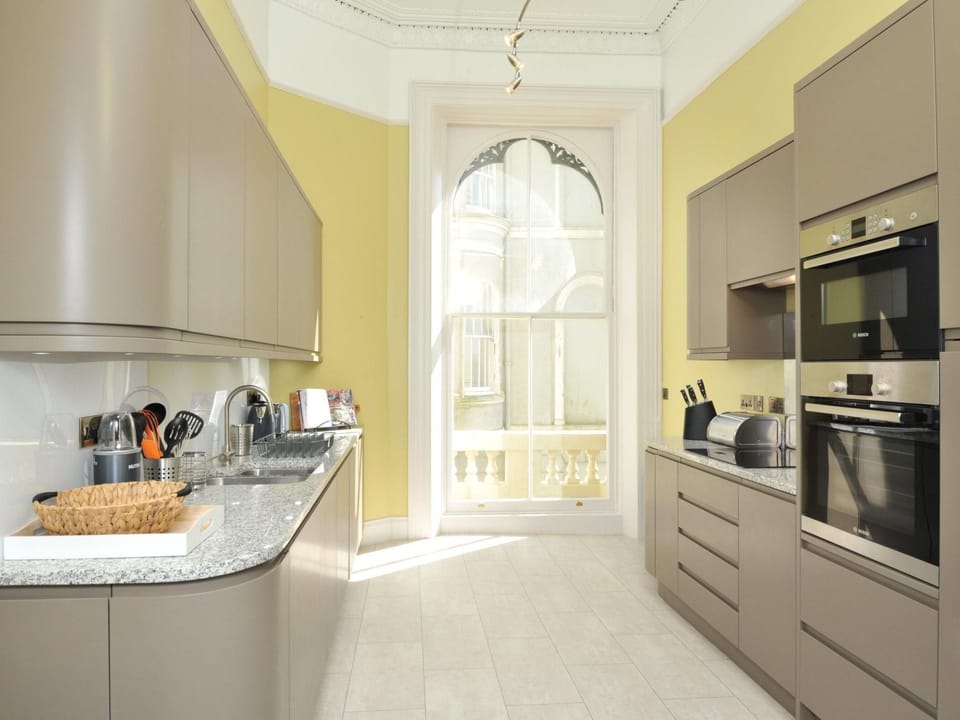 Geschmackvoll und luxuriös eingerichtete Ferienwohnung in der ersten Etage, mit Apartment in Plymouth