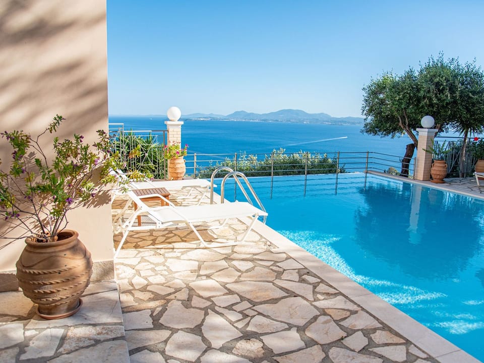 Villa Sotiris mit Pool und herrlichem Meerblick Vacation rental in Corfu, Greece