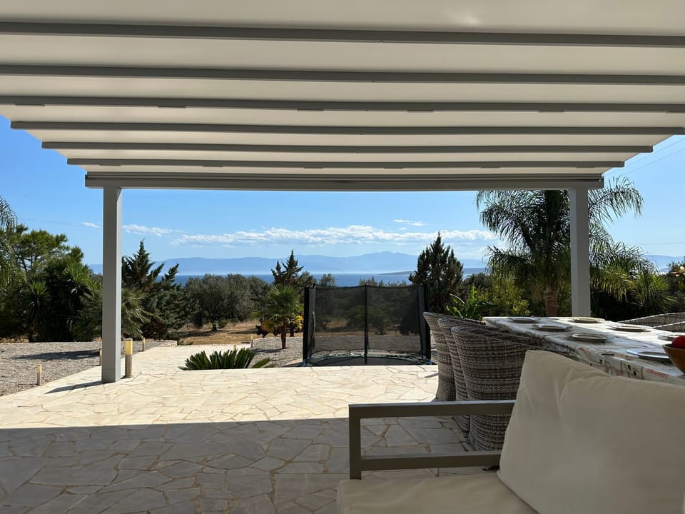 Anwesen "Villa Livadia" mit Infinity-Pool Vacation rental in Argolis, Greece