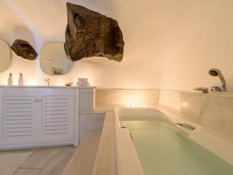 Charaktervolle Villa mit Tauchbecken und fantastischer Aussicht Vacation rental in Oia