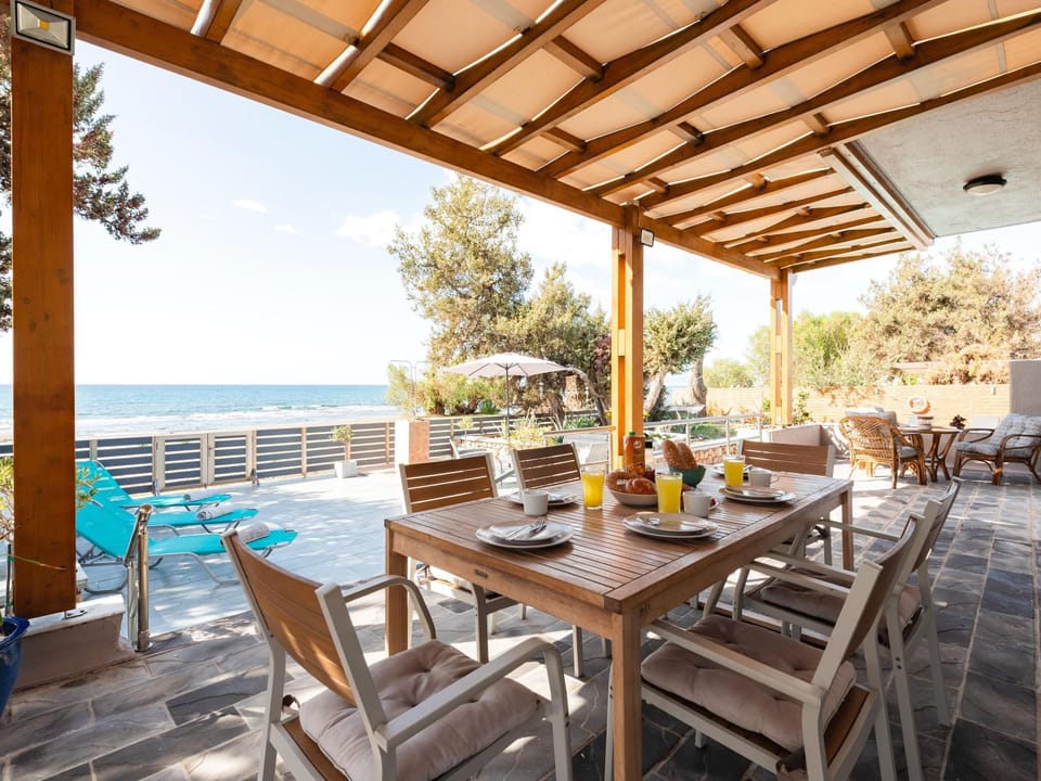 Villa Perla am Strand mit Meerblick Vacation rental in Lardos