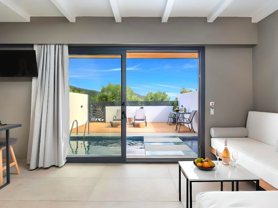 Canes Suites Privater Pool Apartment in Lasithi