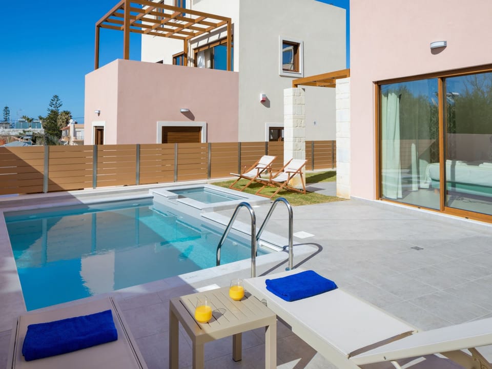 Haus in Agia Marina mit Außenpool Vacation rental in Agia Marina