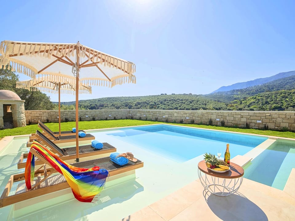 Blue Lake Villa Beheizter Pool Vacation rental in Crete