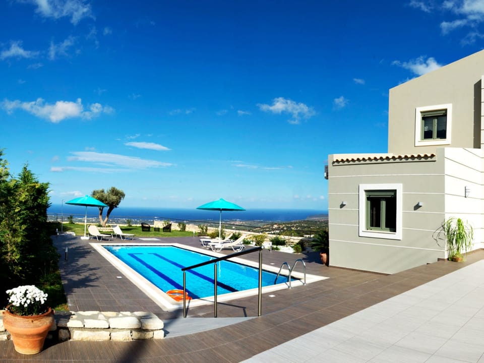 Familienvilla mit Panoramapool und Panoramablick Vacation rental in Crete Region