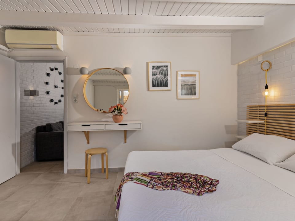 mit Doppelbett und einer Dachterrasse Apartment in Panormos in Rethymno