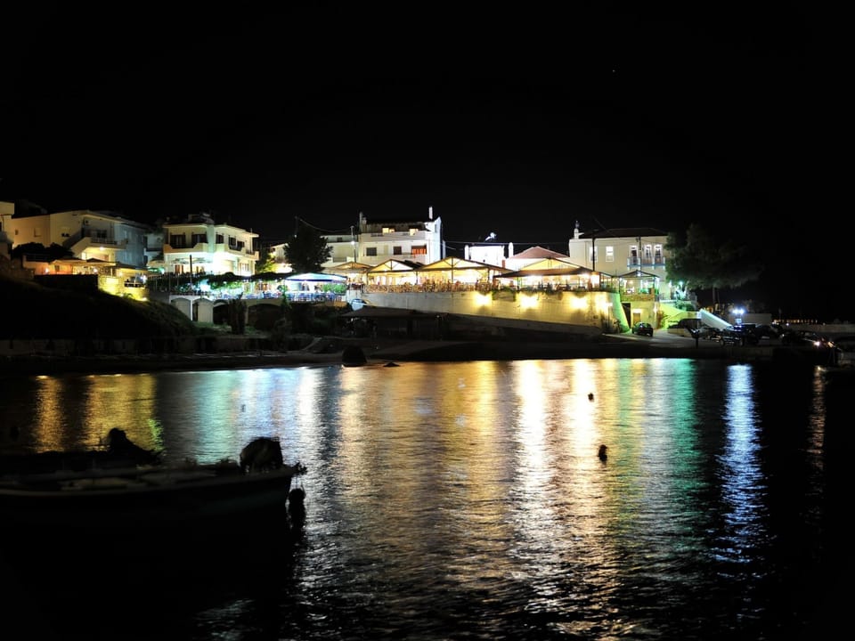 mit Doppelbett und einer Dachterrasse Apartment in Panormos in Rethymno