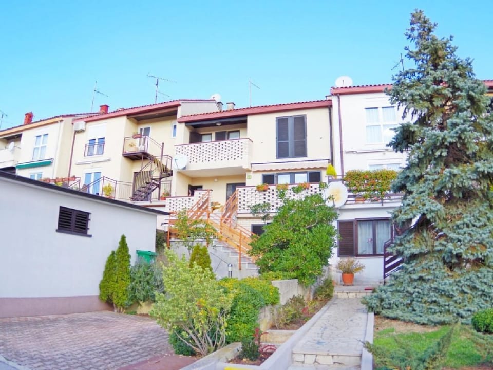 "Jela" mit Terrasse Apartment in Pula