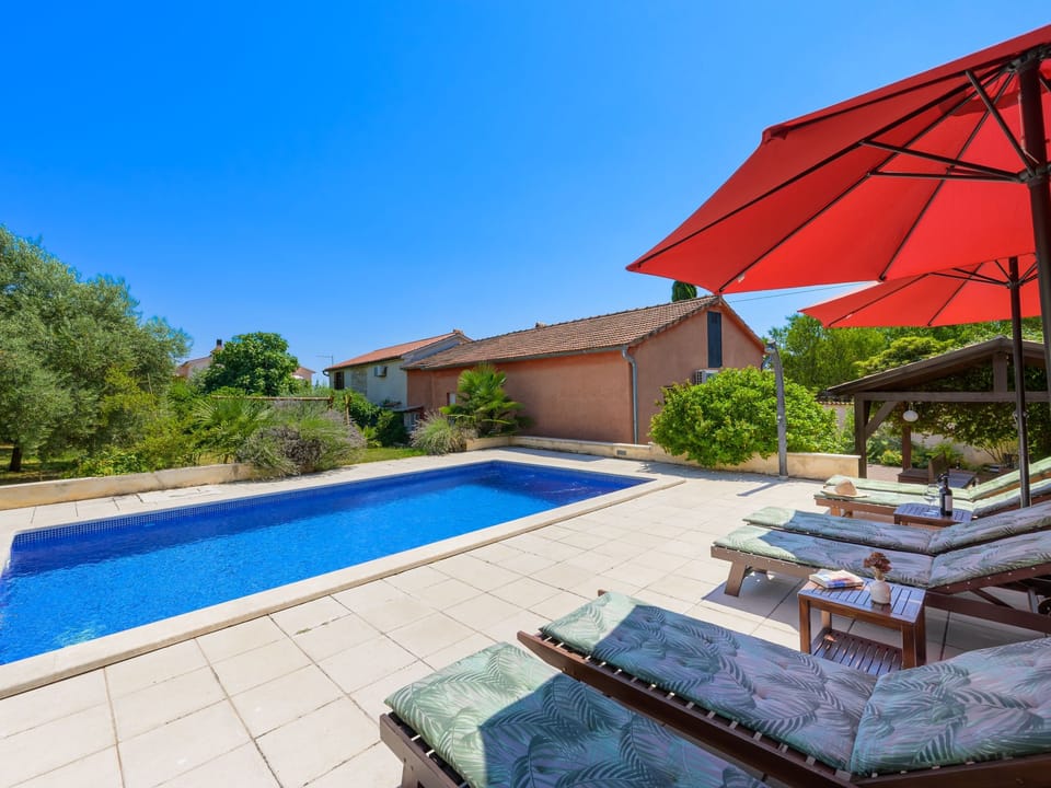 Sabina mit zwei Ferienwohnung und Pool Vacation rental in Pula