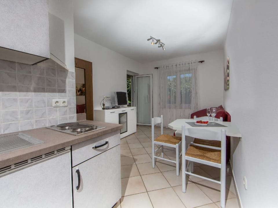 in Pjescana Uvala mit Garten, Grill Apartment in Pula