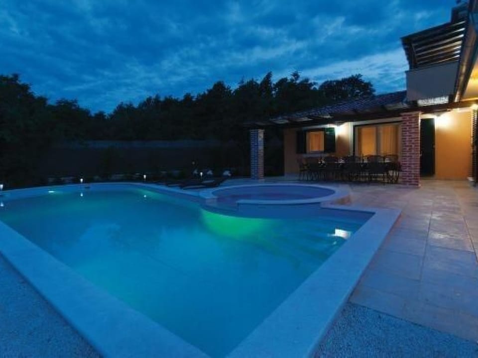 mit Pool, Whirlpool, Terrasse und Garten Vacation rental in Istria County