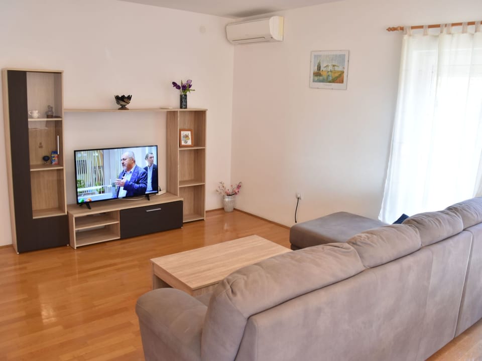 Ruhiges Ferienhaus mit Balkon und Garten Vacation rental in Fažana