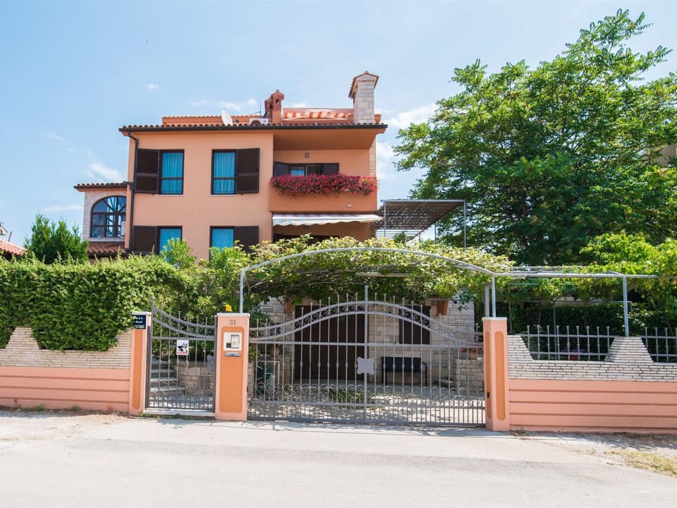 Elegantes Familienappartement mit privatem Pool Apartment in Pula