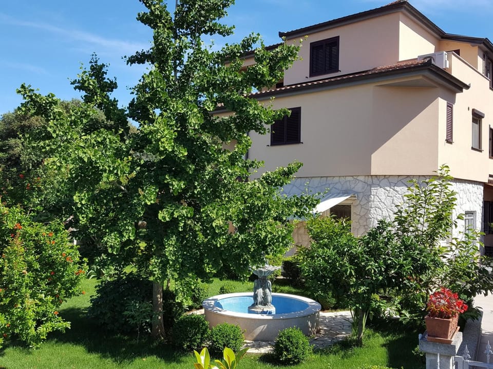 Ginkgo 3 Apartment in Banjole