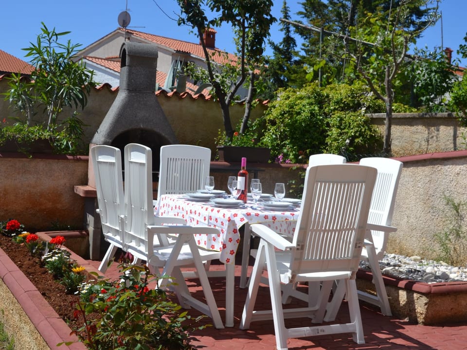 Helle Ferienwohnung in Vinkuran mit Garten, Grill und Terrasse Apartment in Pula