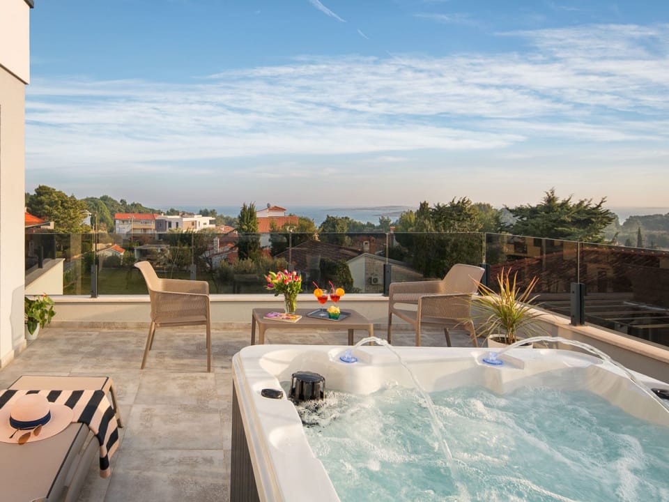 Villa K mit Jacuzzi auf dem Dach und Meerblick Vacation rental in Premantura