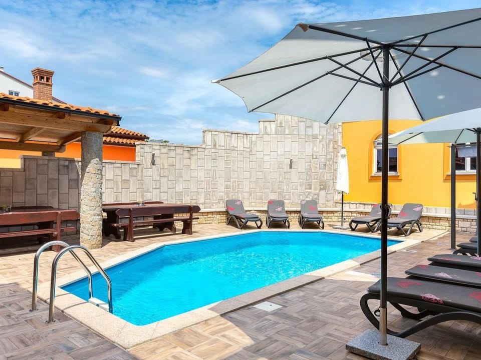 Wohnung in Medulin mit Grill, Garten und Terrasse Apartment in Medulin