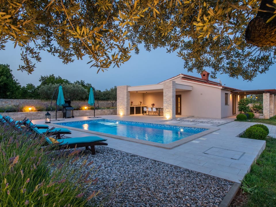 Villa Silentio - Ruhe und Privatsphäre in mediterraner Natur in Strandnähe Vacation rental in Istria County