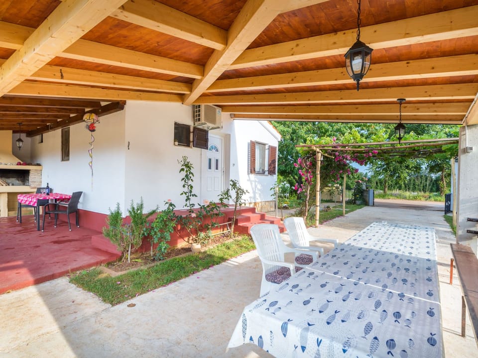 Haus "Dragica" mit Garten, Terrasse und Grill Vacation rental in Istria County
