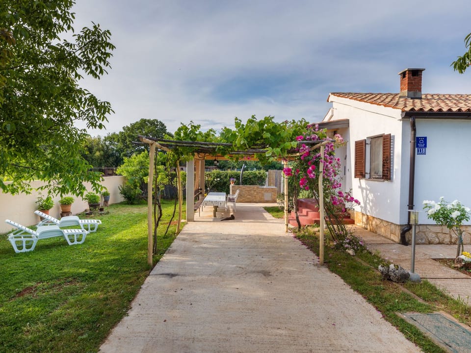 Haus "Dragica" mit Garten, Terrasse und Grill Vacation rental in Istria County