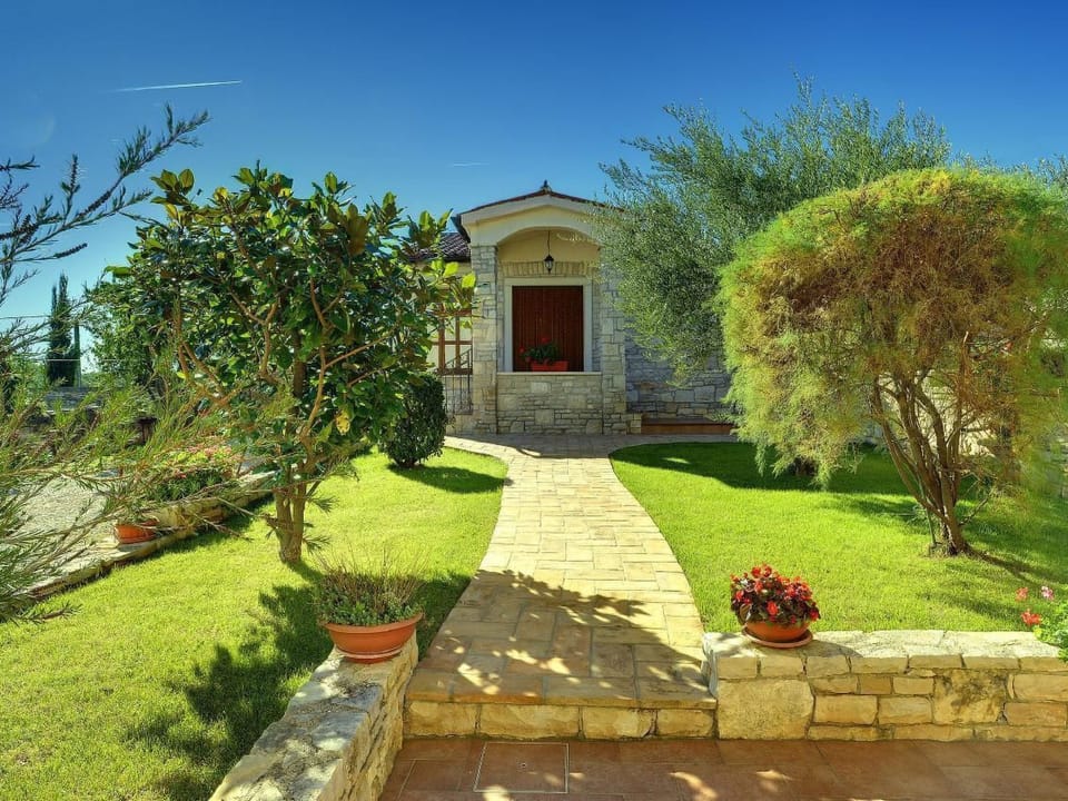 in Rakalj mit Großem Garten und Panoramablick Vacation rental in Istria County
