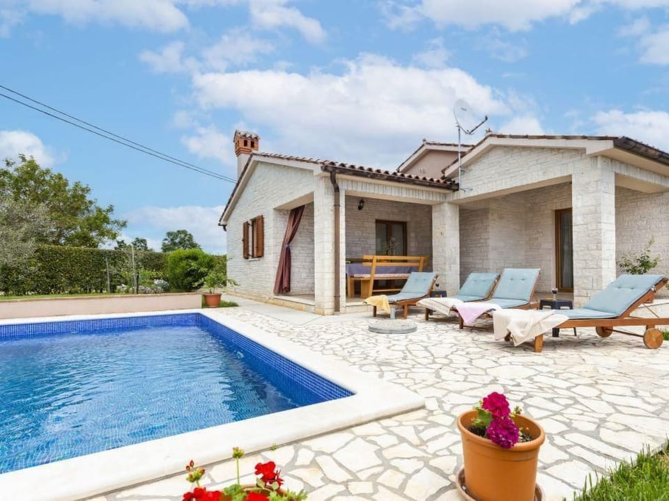 "Villa Mirela" mit Terrasse Vacation rental in Istria County