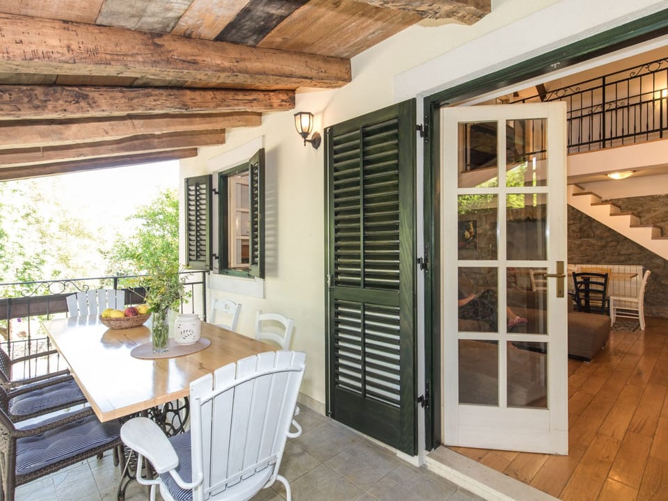 Haus mit modernem Interieur und einer alten Taverne Vacation rental in Primorje-Gorski Kotar County
