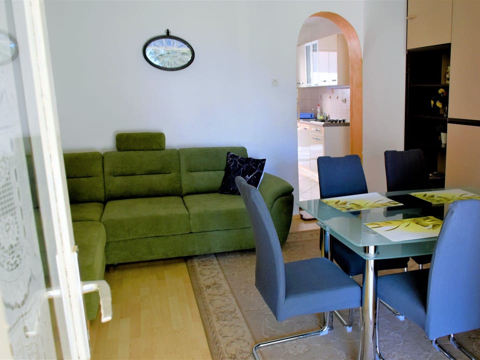mit einer überdachten Terrasse Apartment in Primorje-Gorski Kotar County