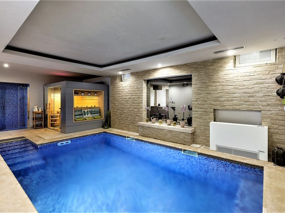 Pool Indoor