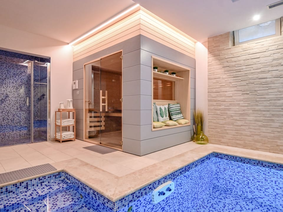 Pool Indoor