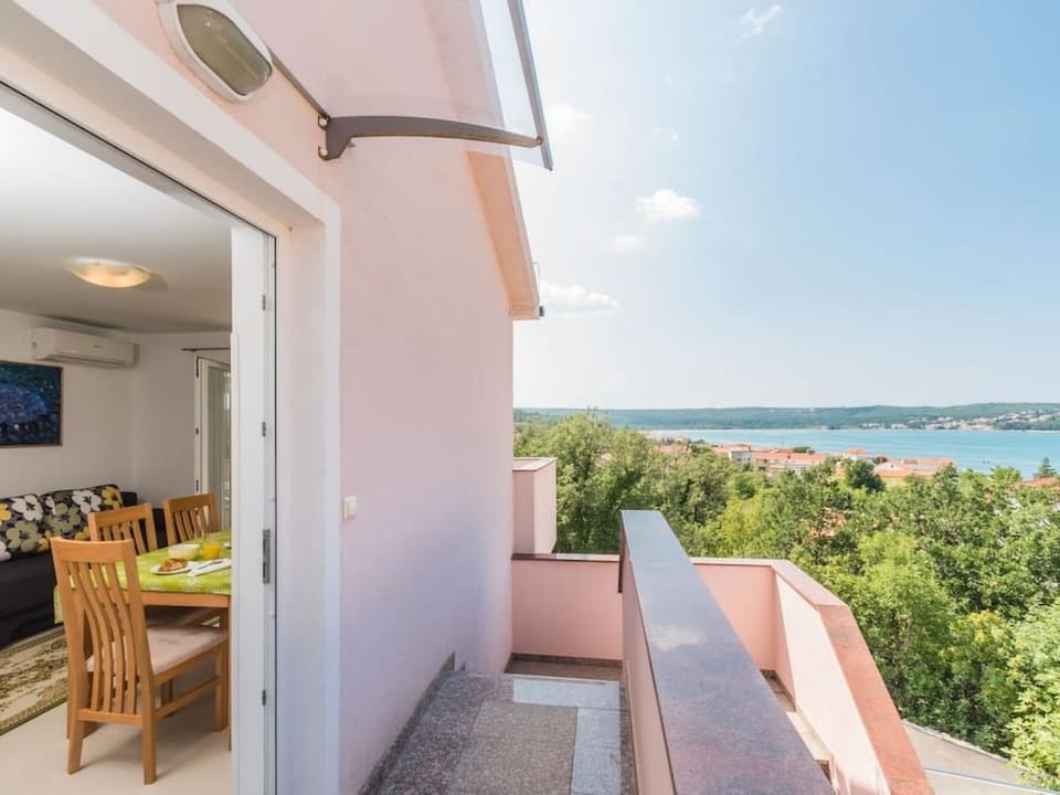 Große Wohnung in Klimno mit Möbliertem Balkon Apartment in Primorje-Gorski Kotar County