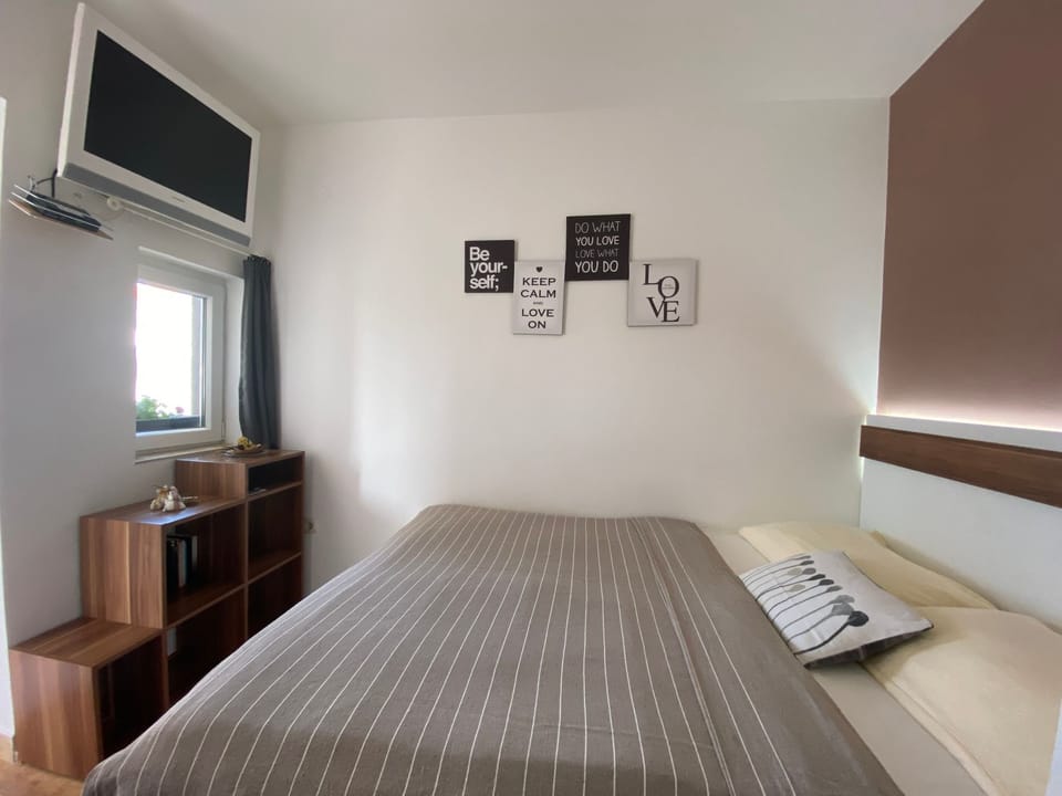 Apartment mit einem kleinen Wohn- und Essbereich und Schlafzimmer Apartment in Krk