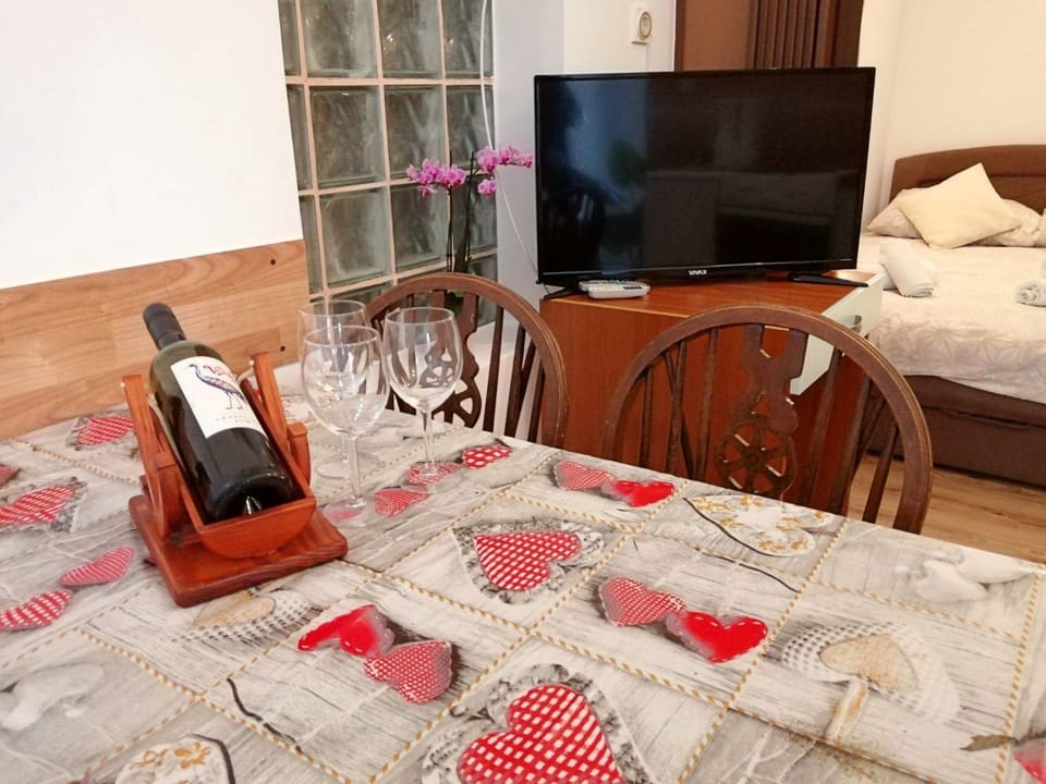 Studio-Apartment mit Terrasse und Parkplatz Apartment in Lika-Senj County