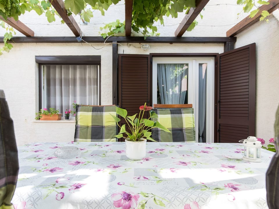 Apartment im Erdgeschoss mit überdachter Terrasse Apartment in Lika-Senj County