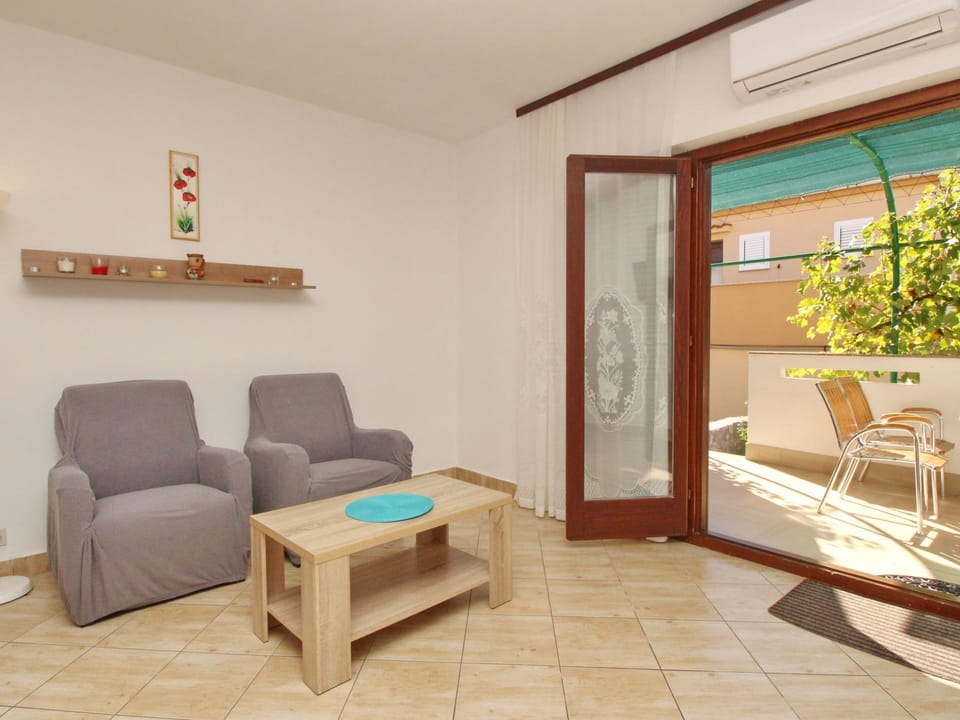 Charmante Wohnung in Baška mit Eigener Terrasse Apartment in Lika-Senj County
