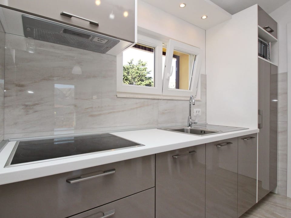 Charmantes Appartement in Baška mit Eigenem Balkon Apartment in Lika-Senj County