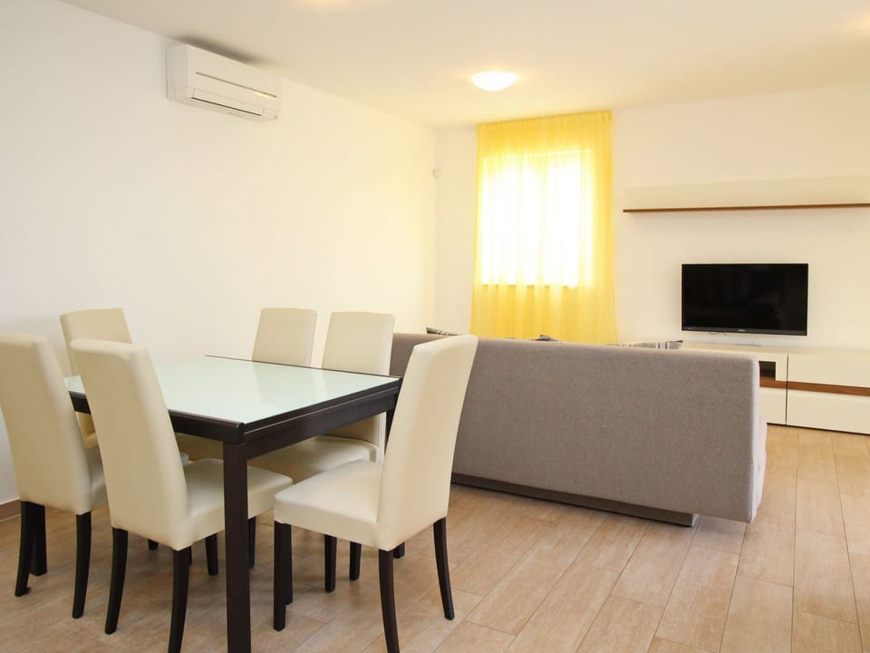 Wohnung in Baška mit Eigener Terrasse Apartment in Lika-Senj County
