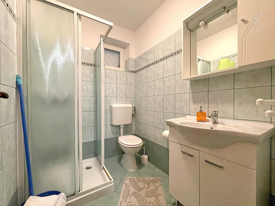 Wohnung in Baška mit Eigener Terrasse Apartment in Lika-Senj County