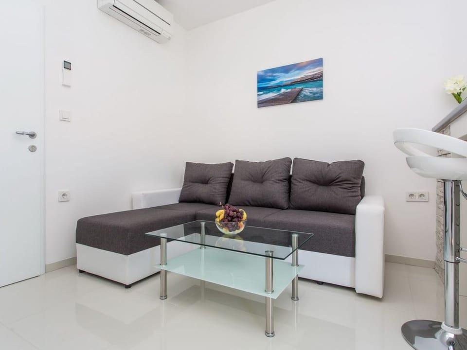 Nettes Appartement in Baška mit Eigenem Balkon Apartment in Lika-Senj County