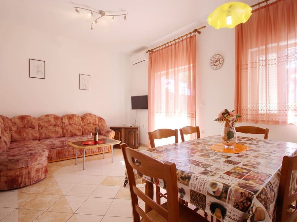 Schöne Wohnung in Baška mit Eigener Terrasse Apartment in Lika-Senj County