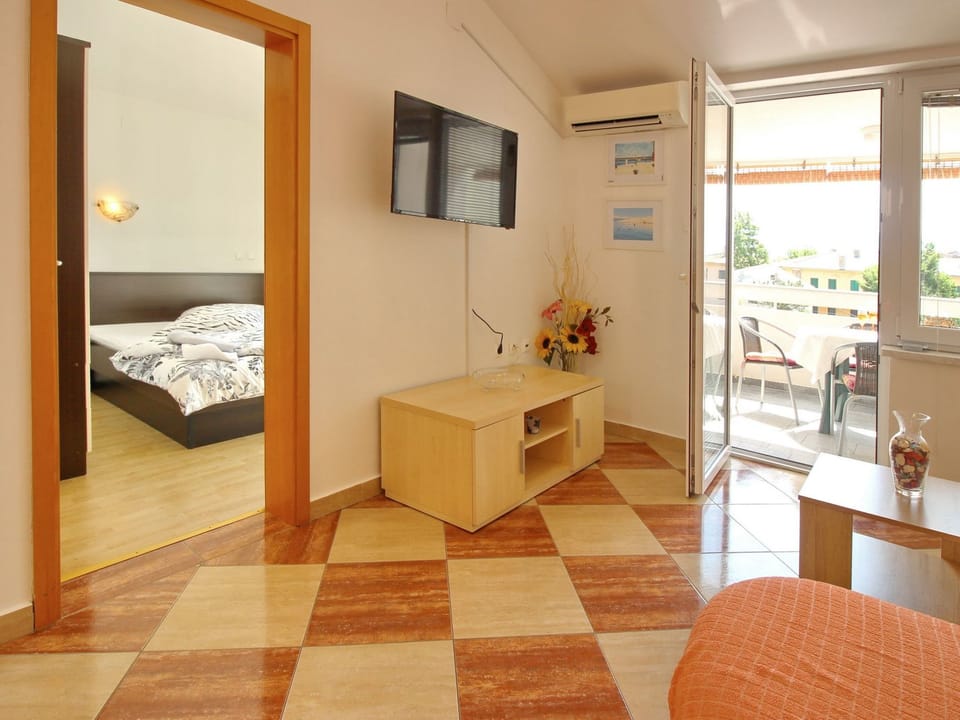 Charmante Ferienwohnung in Baška mit Eigenem Balkon Apartment in Lika-Senj County