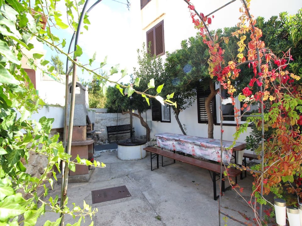 Charmante Ferienwohnung in Baška mit Eigener Terrasse Apartment in Lika-Senj County