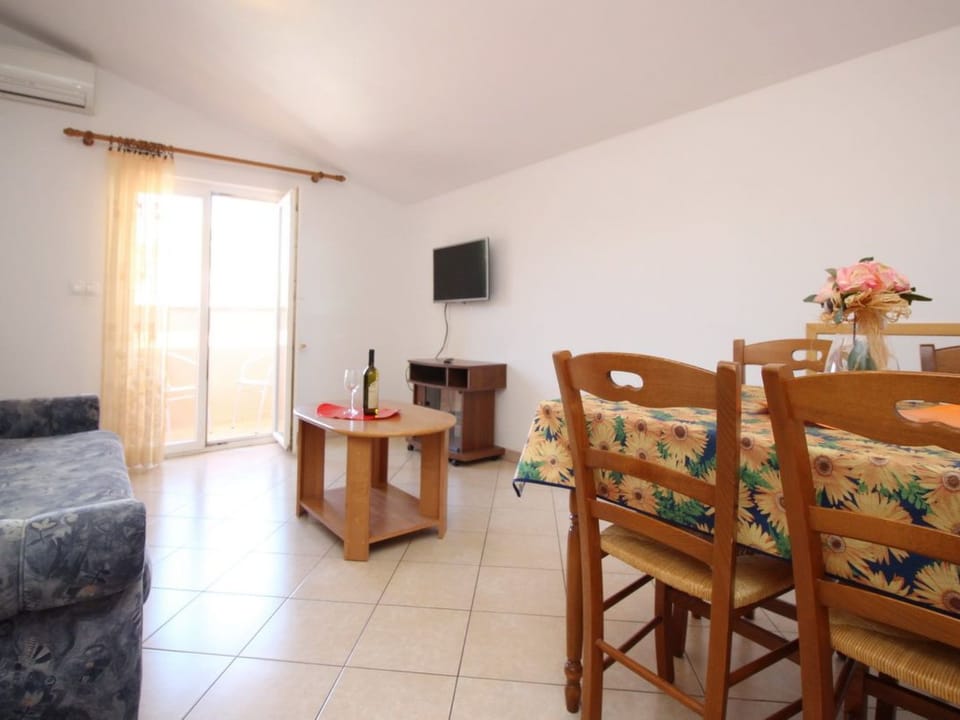 Charmantes Appartement in Baška mit Eigenem Balkon Apartment in Lika-Senj County