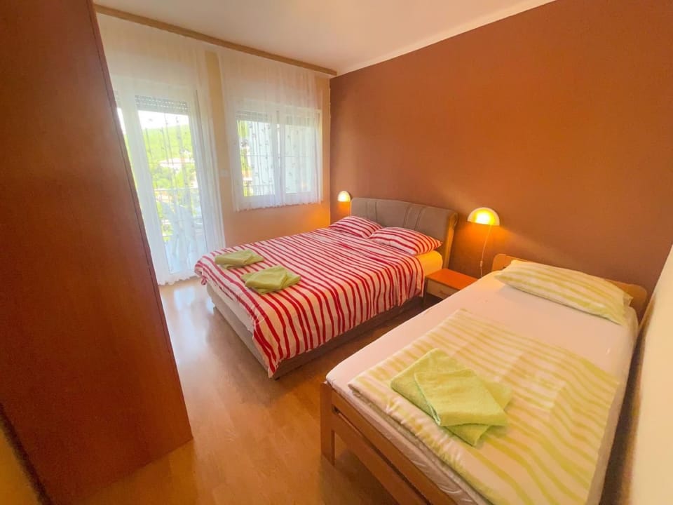 in Jadranovo mit Terrasse, Garten und Grill Apartment in Primorje-Gorski Kotar County