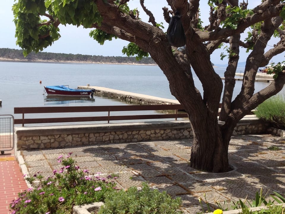 Wohnung 2 mit Meerblick Apartment in Lika-Senj County
