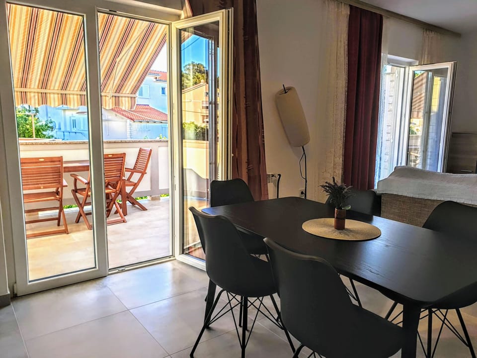 Große Wohnung in Palit mit Privatem Balkon Apartment in Lika-Senj County