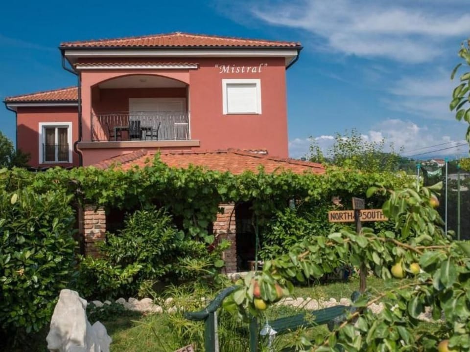 in Lopar mit Terrasse und Grill Apartment in Lopar