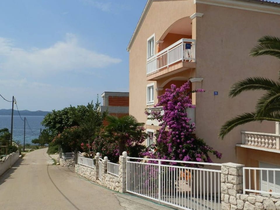 "Dantin" mit Blick auf das Wasser Apartment in Zadar County